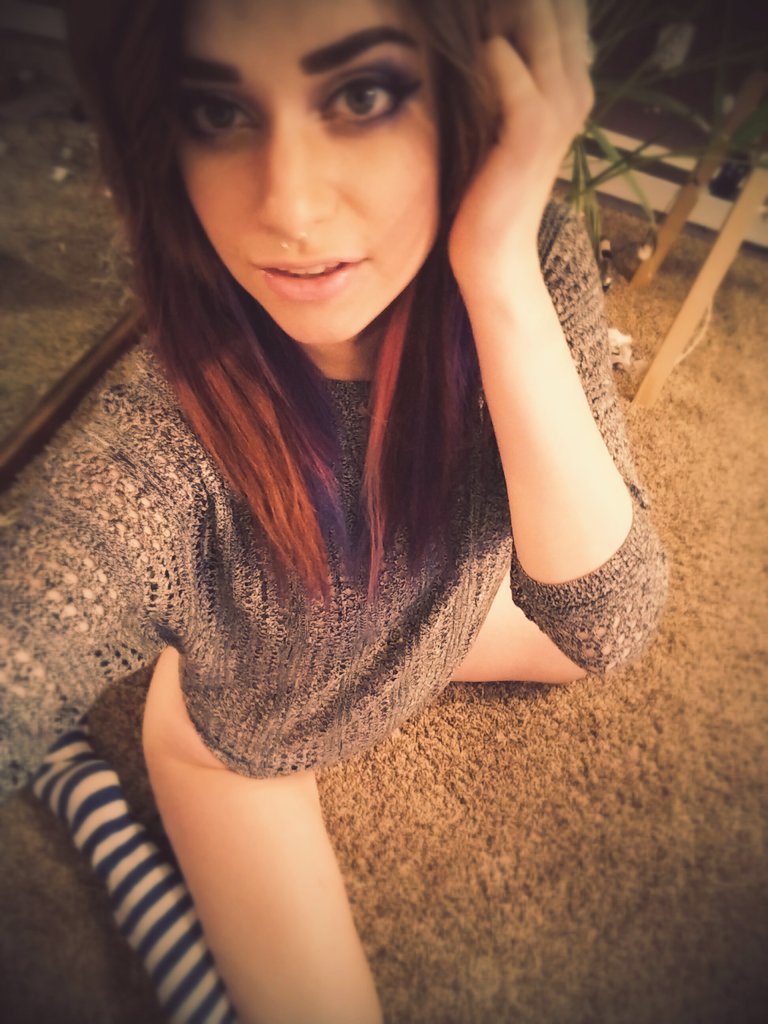 Alli Leigh ❄️🛷 on X: On cb in a different sweatie than this one. 🎈🍓 I'm  a witch!!! t.codNebkIyq9d  X