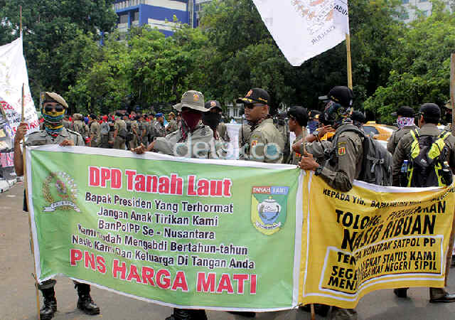 roeeny's tweet photo. @HabarPelaihari Perjuangan Sat pol pp tanah laut yg berada d jakarta menuju Istana Merdeka Salam juang @heLmyrusady https://t.co/oOOmVZAchp