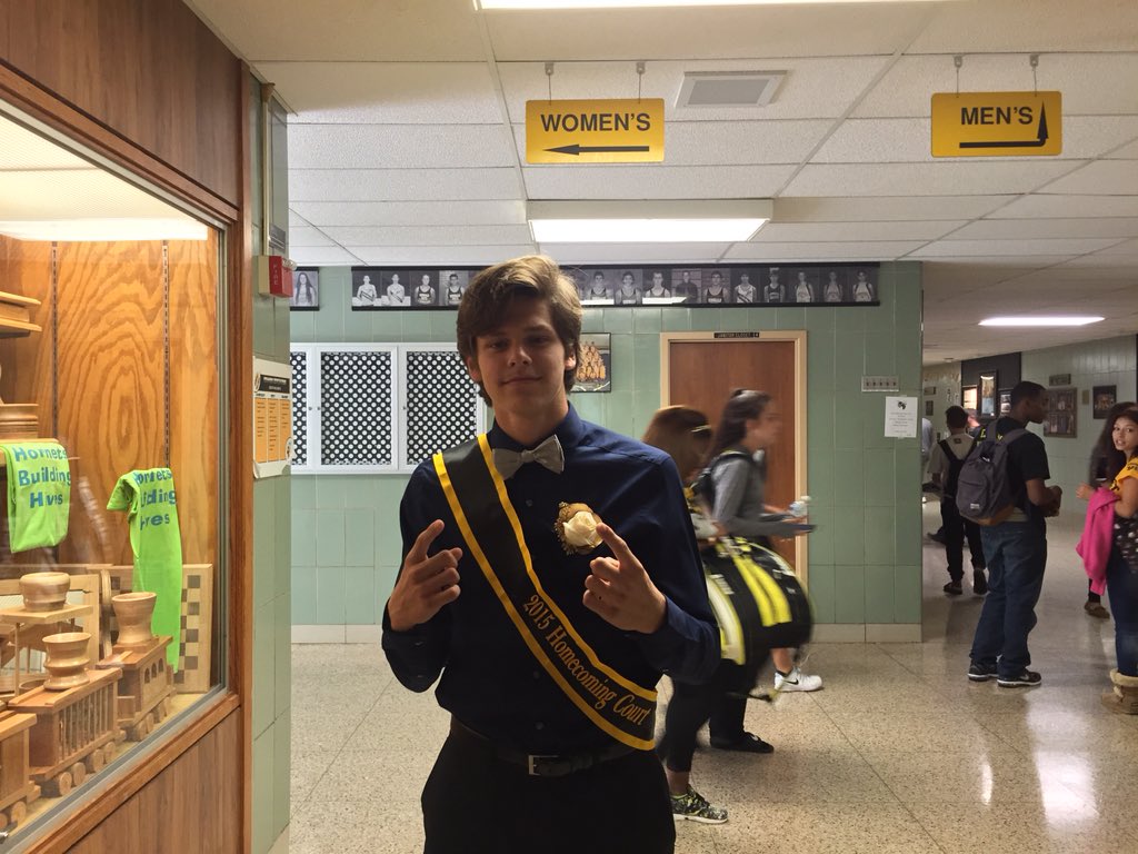HSHS_Futbol's tweet photo. Dress2impress tmrw. Fall Awards Noche. Be in the Auditorium @7pm to make noise 4 HSHS Fútbol all-academic seniors. https://t.co/7tQQ9GMemN