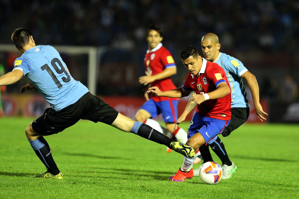LaRoja's tweet photo. #LaRoja cierra el año clasificatorio con una derrota https://t.co/GnECMCP3nE ¡Seguiremos con todo, #VamosChile! https://t.co/nC9KMaLAnl