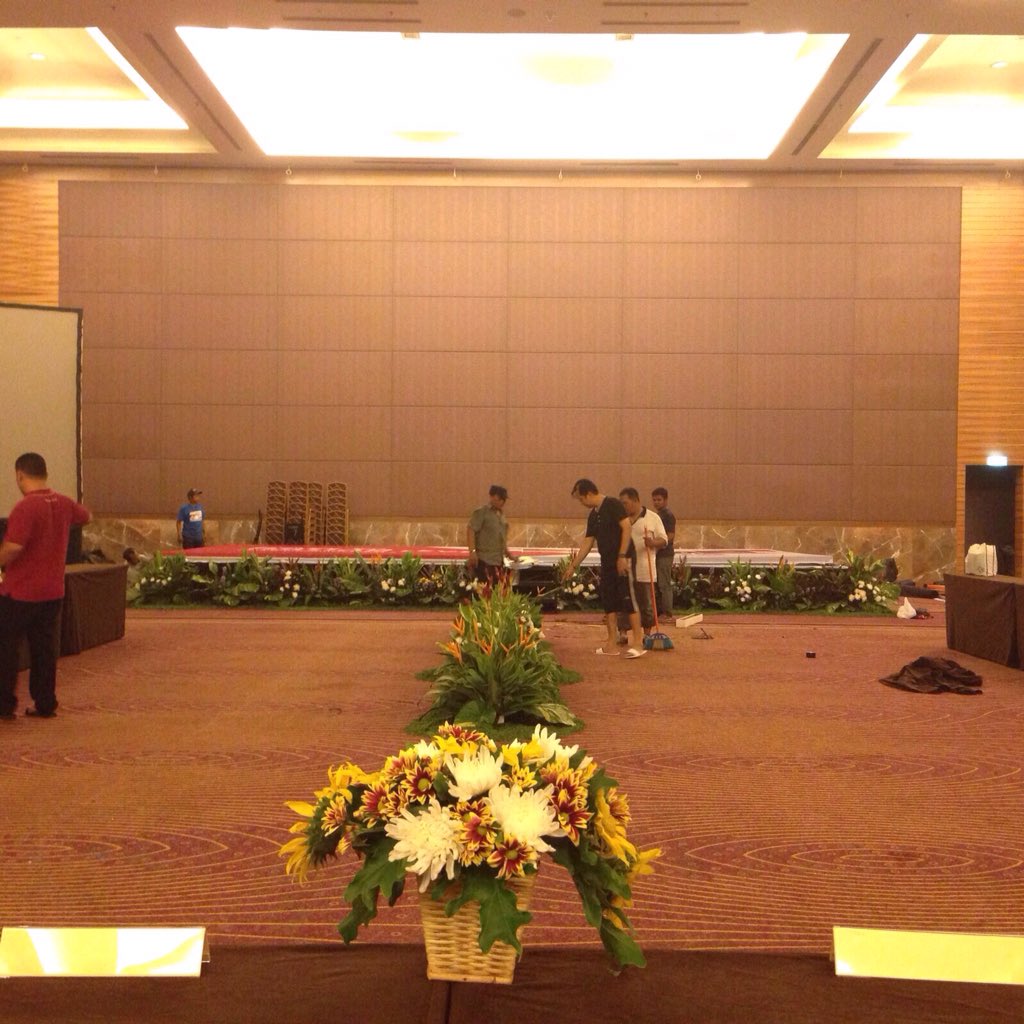 Hari kamis kita bakal menghibur Rapat Pimpinan PT. xxxx jam 19.00 - 22.00 di Hotel Pullman,Central Park. so excited!