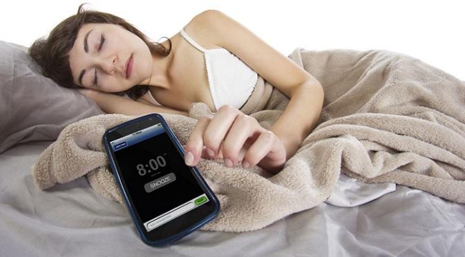 Perlukah Aktifkan `Night Mode` di Smartphone Saat Malam Hari? tekno.liputan6.com/read/2367707/p…