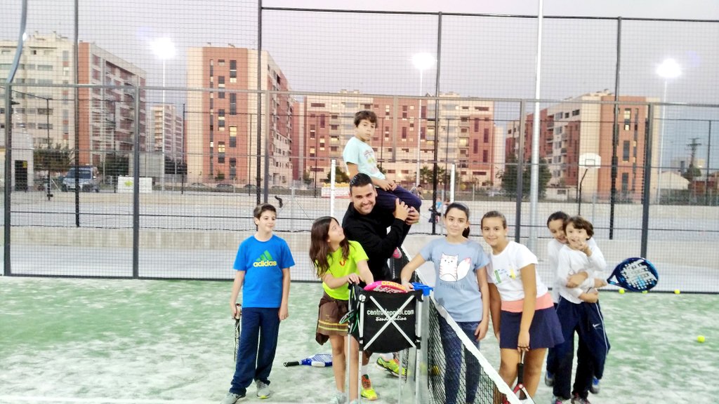 PadelChorques's tweet photo. Escuela FUTURA PADEL !! a pleno rendimiento !!! #padel #lovepadel #centrodepadel #escuelafuturapadel #Futurines https://t.co/CECWu3Neuj
