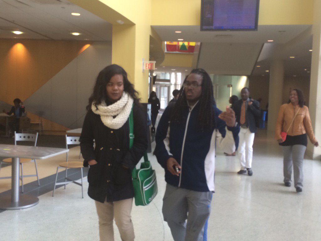 MsDoingtoomuch's tweet photo. @x_africanSHOTTA getting sage advice from #morganstate senior &amp; @pgcps #alumni @hphs_pscs @highpointssga @PGParents https://t.co/17eONrJ3E6