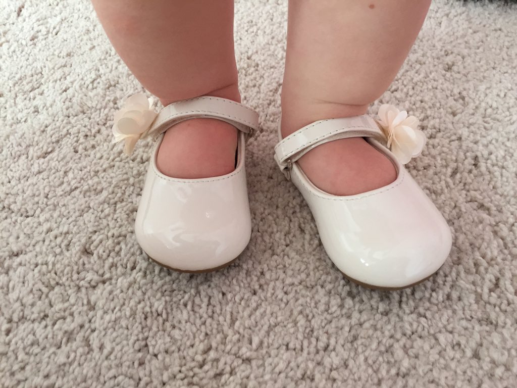 Brooke8B's tweet photo. Mary Janes and chunky baby feet melt my heart. #firstpairofshoes https://t.co/5zI7Ylh7Ic