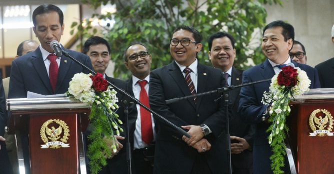 Metro_TV's tweet photo. Jokowi: Ada Mama Minta Pulsa, Papa Minta Saham https://t.co/gOvJgAO7es https://t.co/ek5EXqdpEH