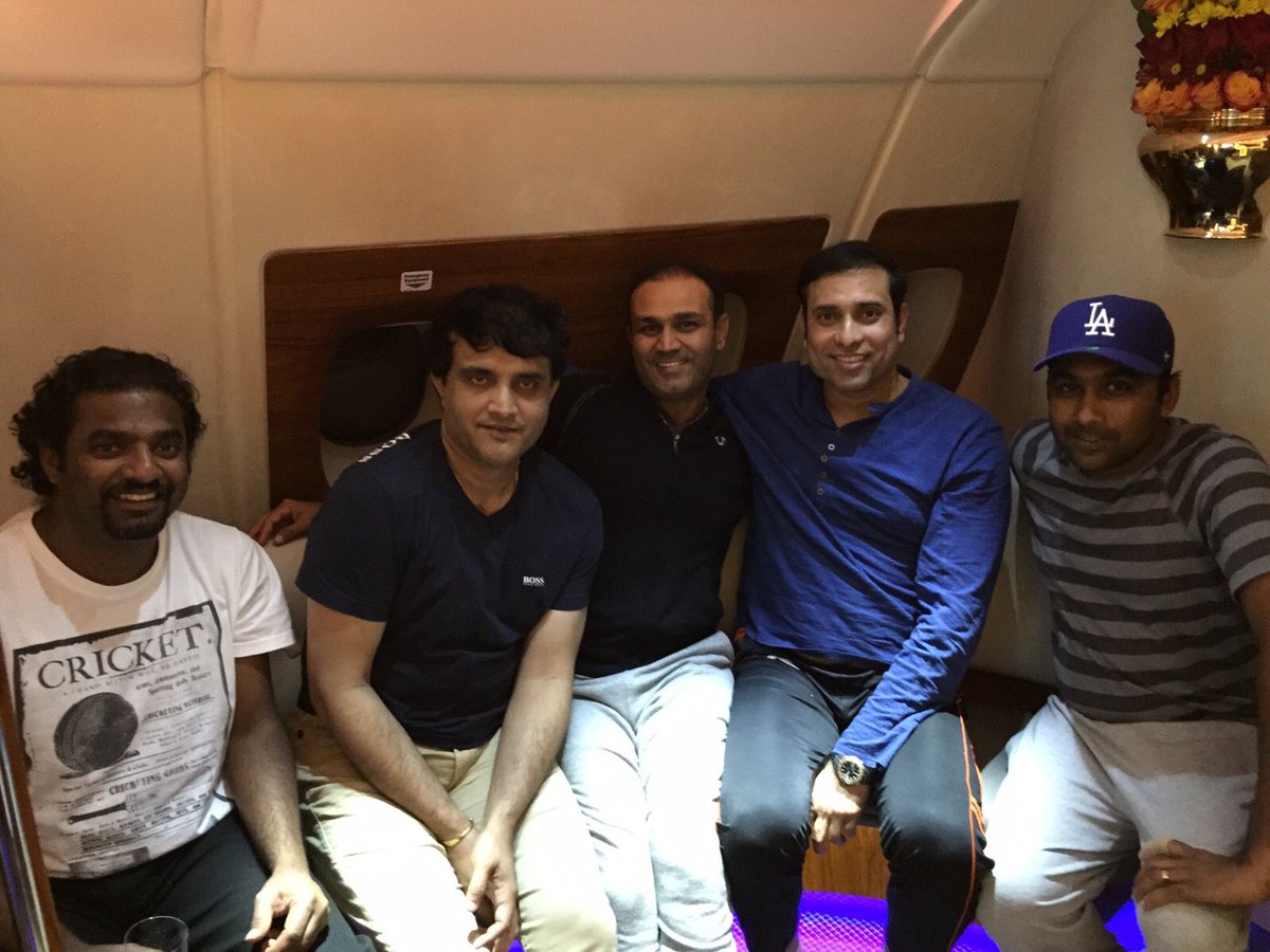 With <a href="/SGanguly99/">Sourav Ganguly</a> <a href="/virendersehwag/">Virrender Sehwag</a> <a href="/MahelaJay/">Mahela Jayawardena</a> &amp;Murali on our flight from LA 2 Dubai.Any idea what we were discussing?