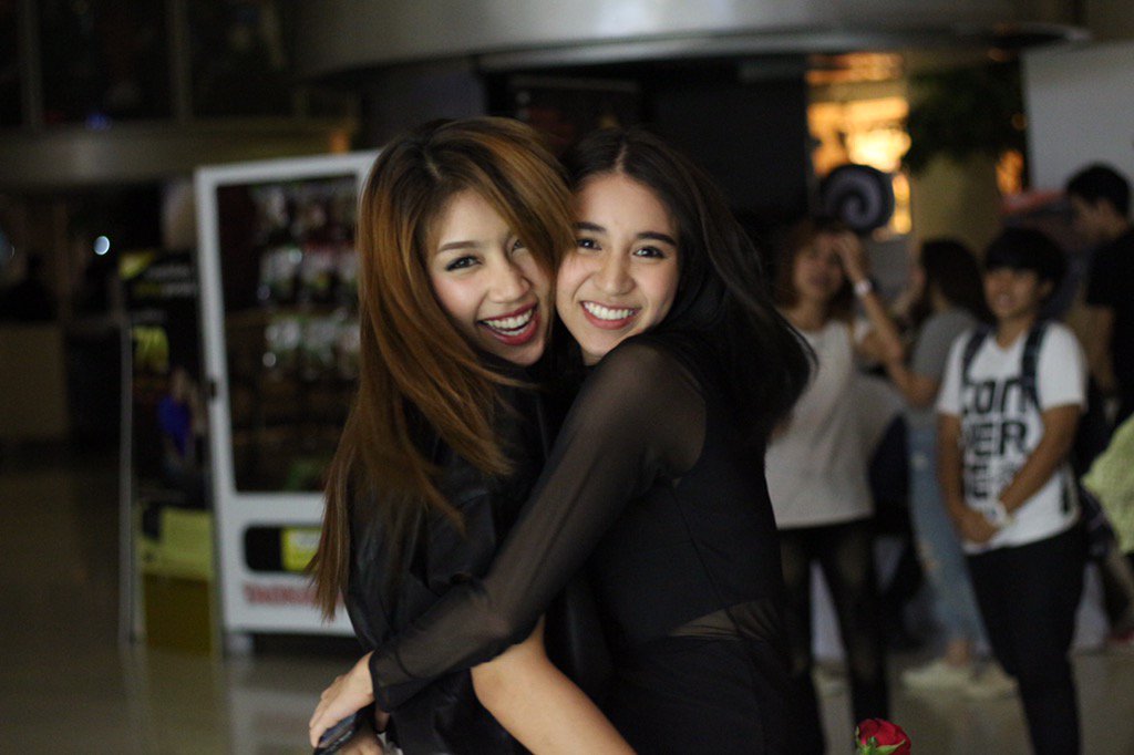 MUKAF11_FC's tweet photo. @Af11Muk @NanJiraAF10 น่าเอ็นดู. ท่าทางจะคิดถึงกันมากนะสองพี่น้อง 111 #mukaf11 #AF11 #Mockingjay2TH ☺️😀😚😘💕💕 https://t.co/x3aWAzPHWc