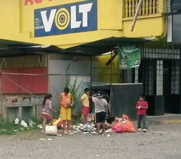 lucycordoba's tweet photo. No quitemos la mirada ante injusticias Niños recogiendo basura#BocasdelToro en sus112años #CDN25 #Derechos #infancia https://t.co/X1cJg39HF7