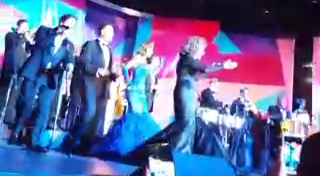 FansaracelyColo's tweet image. Que belleza dios mio  @aracelyarambula  en el #HomenajeMariaVictoria 😍😍😍😍