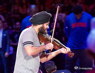 Raaginder @Violinder plays national anthem @LAClippers NBA game #SikhAwarenessMonth dezi.ws/laviolinder