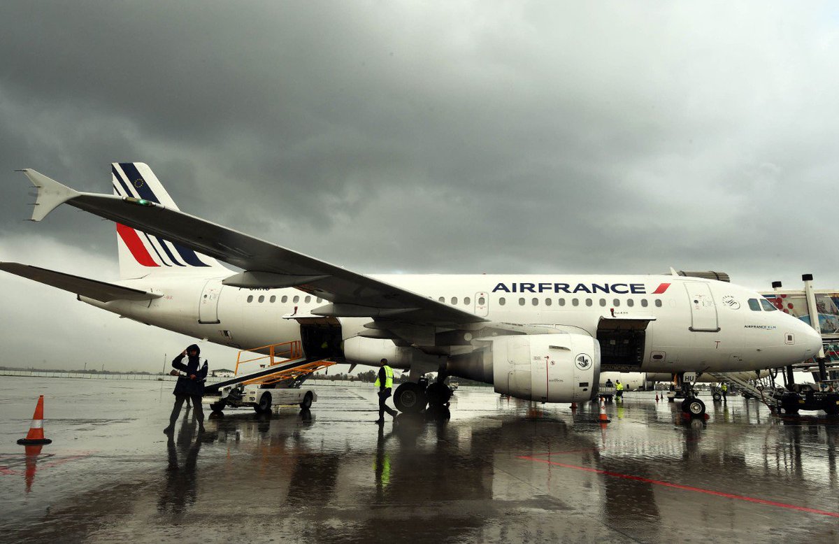Slate's tweet photo. Two Air France flights from U.S. to Paris diverted and grounded after reported threat. https://t.co/jarLLmagtc https://t.co/PV39QavNQQ