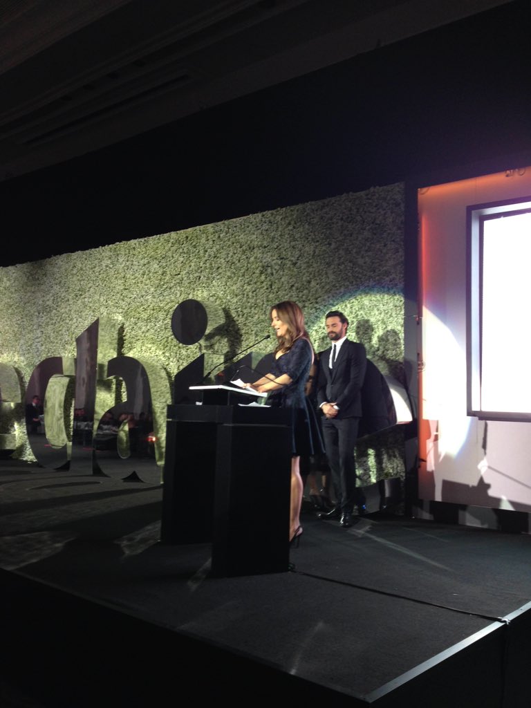 MarieClaire_LA's tweet photo. Nuestra Publisher Mar Abascal sube al podio para ofrecer un discurso de bienvenida. #PrixDeLaModeByPantene https://t.co/pvQRAEMSfv