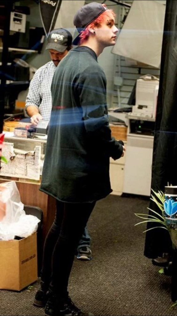 PleaseStop5sos's tweet photo. Can Michael wear this again cause yesssss #MTVStars 5 seconds of summer https://t.co/2nucMja8PM