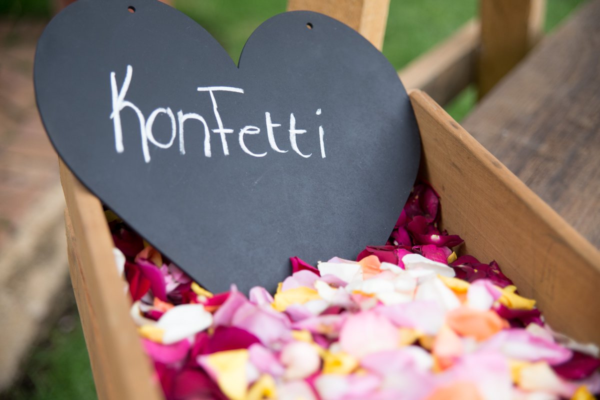 Kontak ons vir om jou troue stunning te style.Blomme, dekor, candy bars, welcome drinks - bellovintage@outlook.com