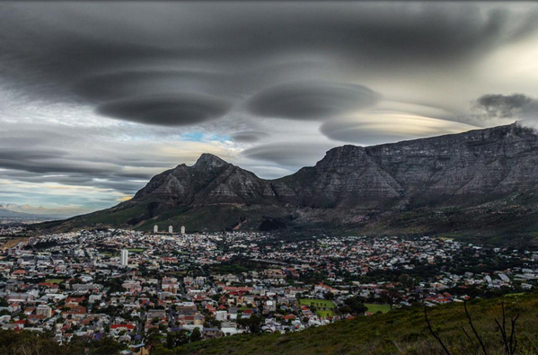 Nubes lenticulares sobre Ciudad del Cabo (Sudáfrica).