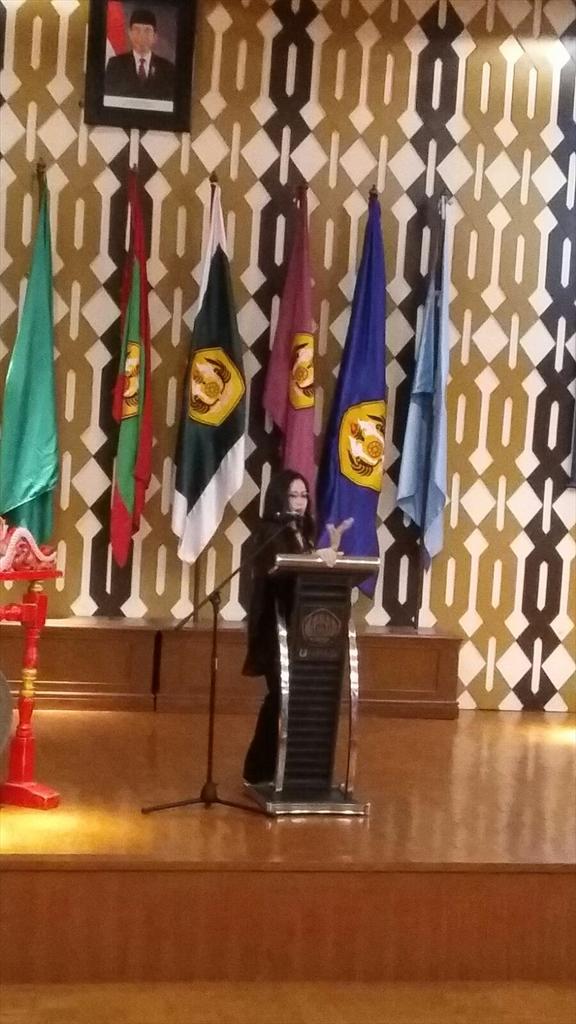 pembicara pertama yaitu Ir.H. Arif prasetya s, mm dan Pembicara yang kedua endah yulia sp msc phd ^^