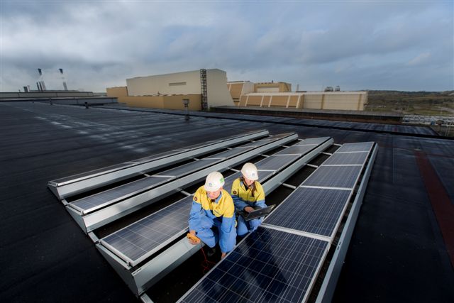 Tata Steel in IJmuiden start mega duurzaamheidsproject: 80.000 zonnepanelen (22 MW) op de fabrieksdaken.