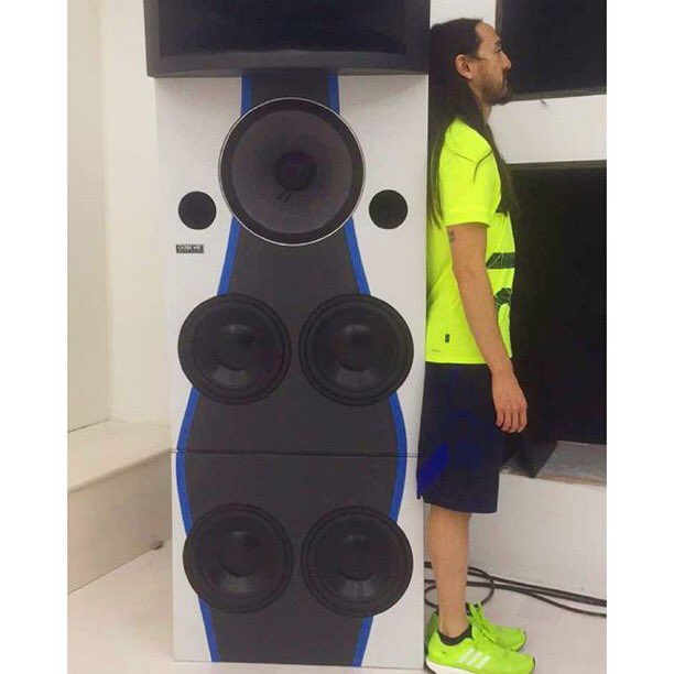 Building out my Vegas studio. 1st step : make sure my speakers 🔊 are bigger than me ✔️ @oceanwayaudio #oceanwayaudio https://t.co/12gaO1xmy6