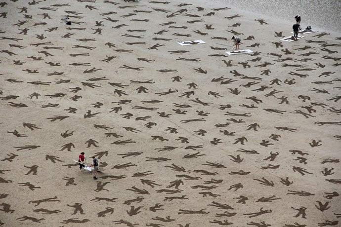 HistoryHitWW2's tweet photo. 9,000 Fallen Soldiers Etched onto the Normandy Beaches in this Amazing Artwork https://t.co/pViaIrLXCp #ww2 https://t.co/e8BBTDtUic