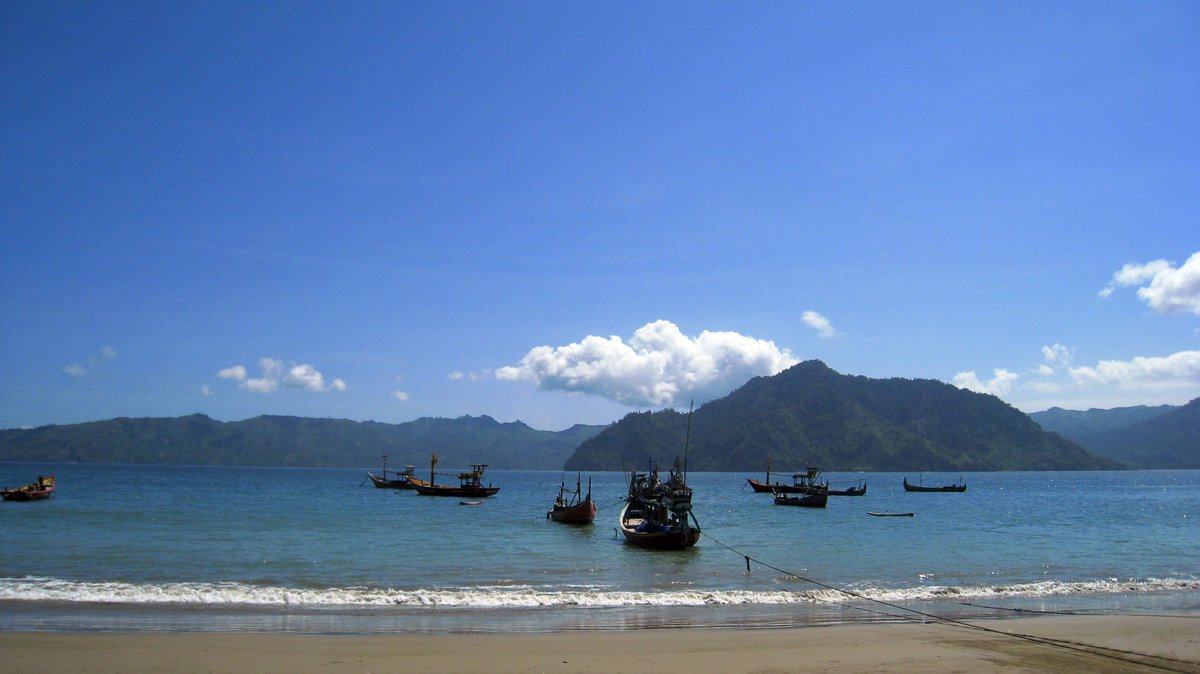 GNFI's tweet photo. Kalau singgah ke Trenggalek, jangan lewatkan mengunjungi Pantai Prigi yang elok rupawan ini. https://t.co/T3N5yzxFcj