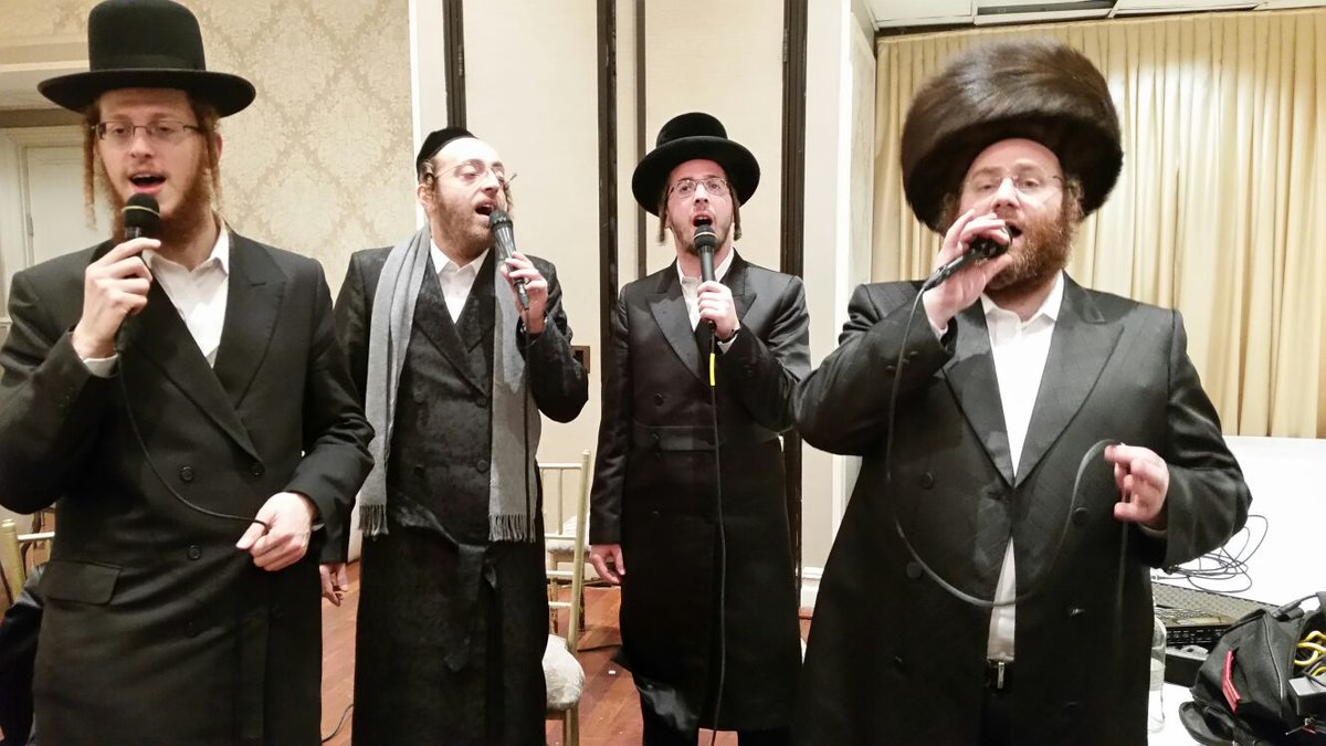 AvrumMSchwartz's tweet photo. Beautiful Mitzvah Tantz #Stunning blend @TzalyGold @elishprei @AreleSamet and the #incredible @YeedleKahan on keys https://t.co/SSI2qlKuyw