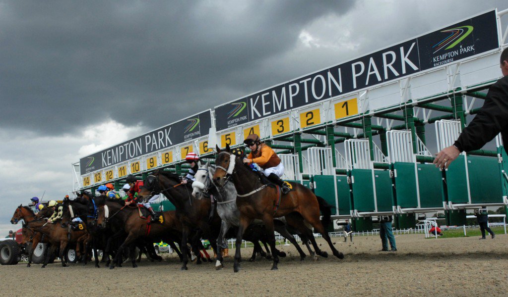 NOTA121219's tweet photo. Through The Card With Coral - https://t.co/0yTjEUcCZi https://t.co/04GOrOH5Pi #bettingtips #tipsters #horseracing #kempton #kemptontips #epl