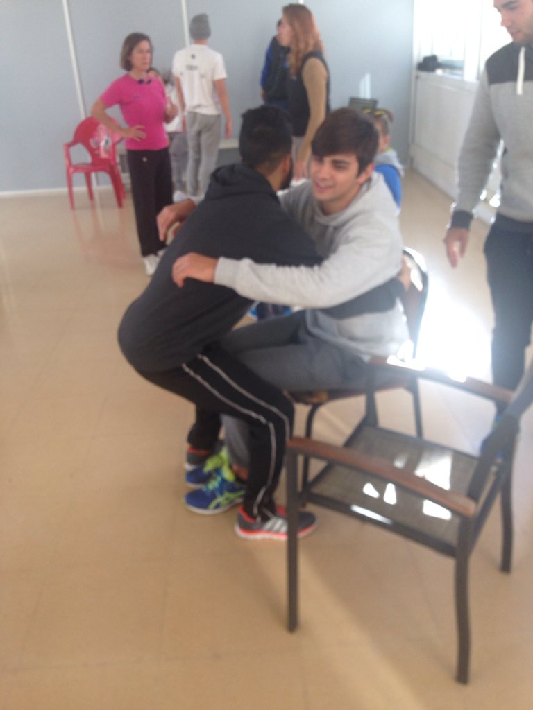 jhonnatan003's tweet photo. Interesante clase sobre como transportar a personas en silla de ruedas #TAFAD @iessonrullan @gemarlui @carlosabril1 https://t.co/41038C4iGb