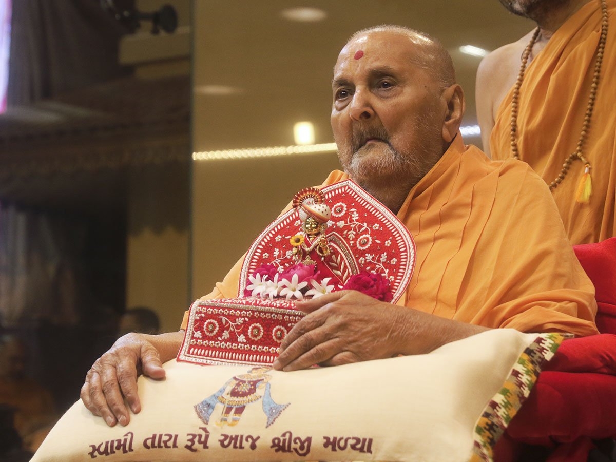 BAPS's tweet image. HH Pramukh Swami Maharaj&apos;s Vicharan: 17 November 2015, Sarangpur, India goo.gl/dFTrgA