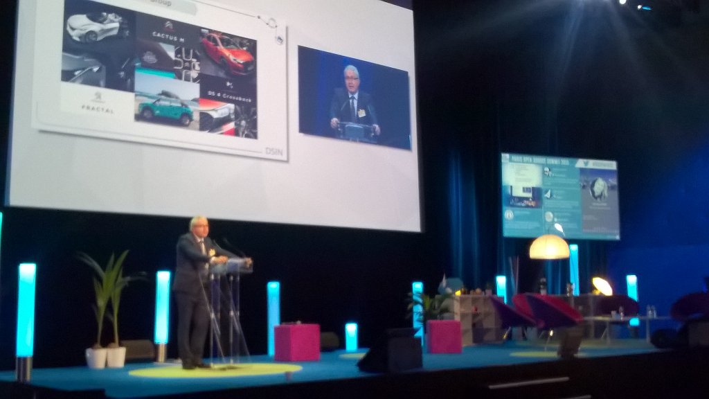 faatz's tweet photo. Show is on, auditorium pretty full, we're proud to be here #ossparis15 #azure_France https://t.co/P7TzKoz2oN