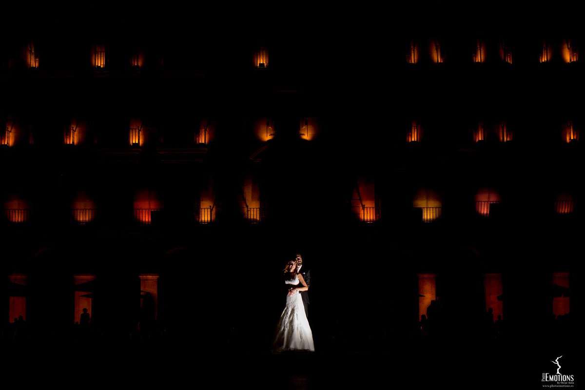 diegoteja's tweet image. La #fotografía de bodas es mágica! Fotón de @oscaranta en la Plaza Porticada de #Santander #Cantabria