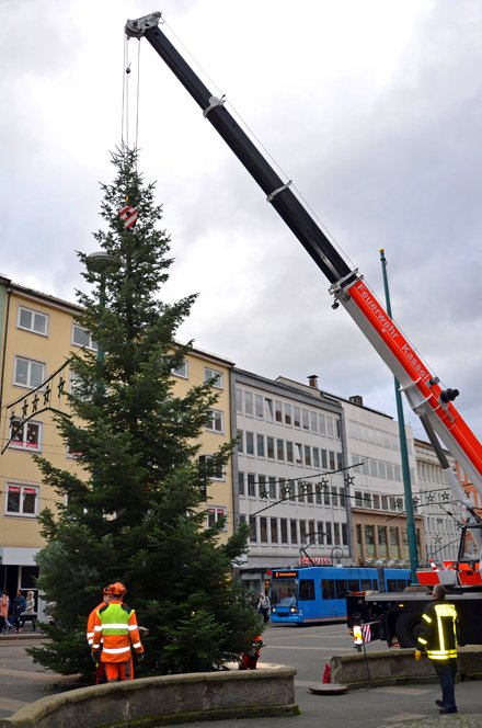 Er steht, unser #Weihnachtsbaum vor dem Rathaus #Kassel :-) Die Adventszeit kann kommen! (eul) https://t.co/YpDi4Btpo7