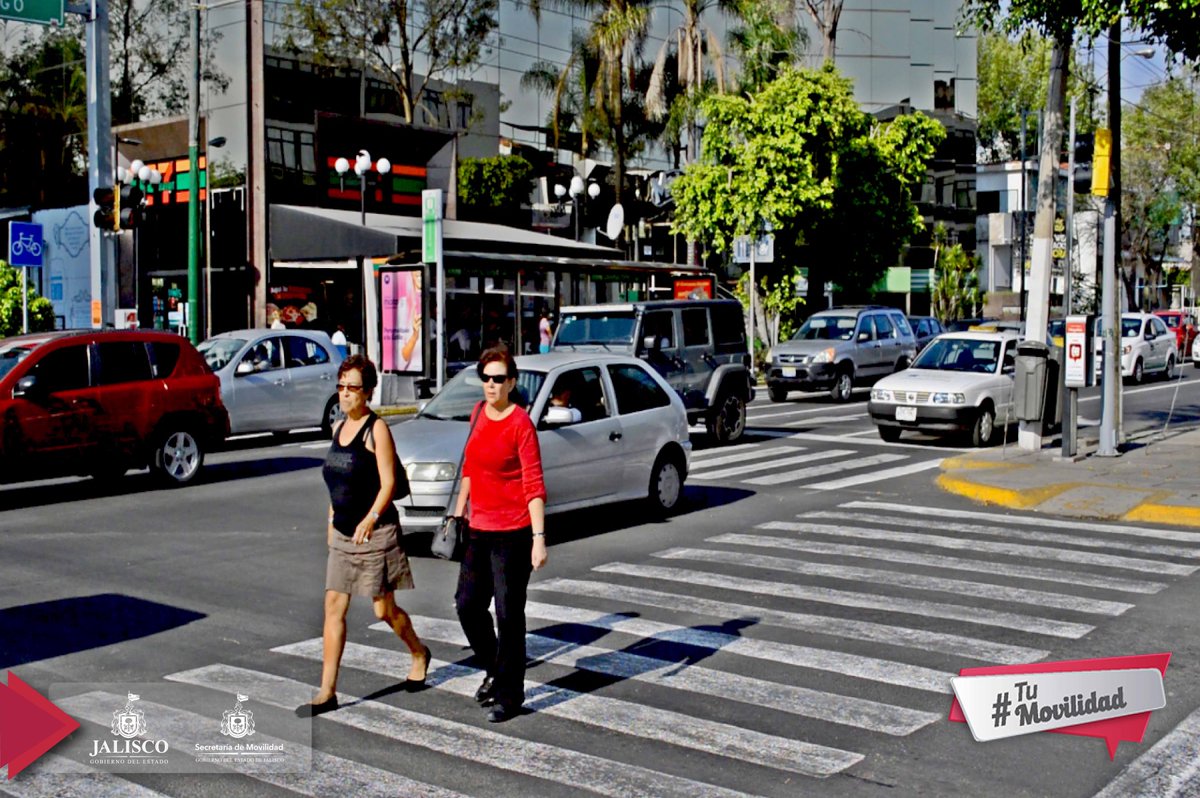 TransporteJal's tweet photo. La mejor compañía al caminar es la prudencia. Cruza por las esquinas y cuando el semáforo te conceda el paso. https://t.co/jqftCf2T7B