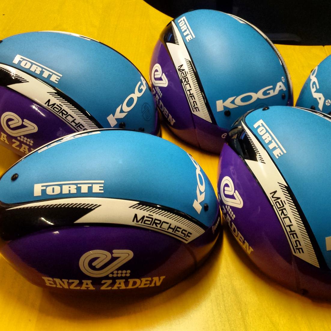 Thanx <a href="/ReneDeRoode/">ReneDeRoode</a> en @ForteSports voor de 'vernieuwde' helmen. Morgen dus onze nieuwe sponsor in beeld! #EnzaZaden