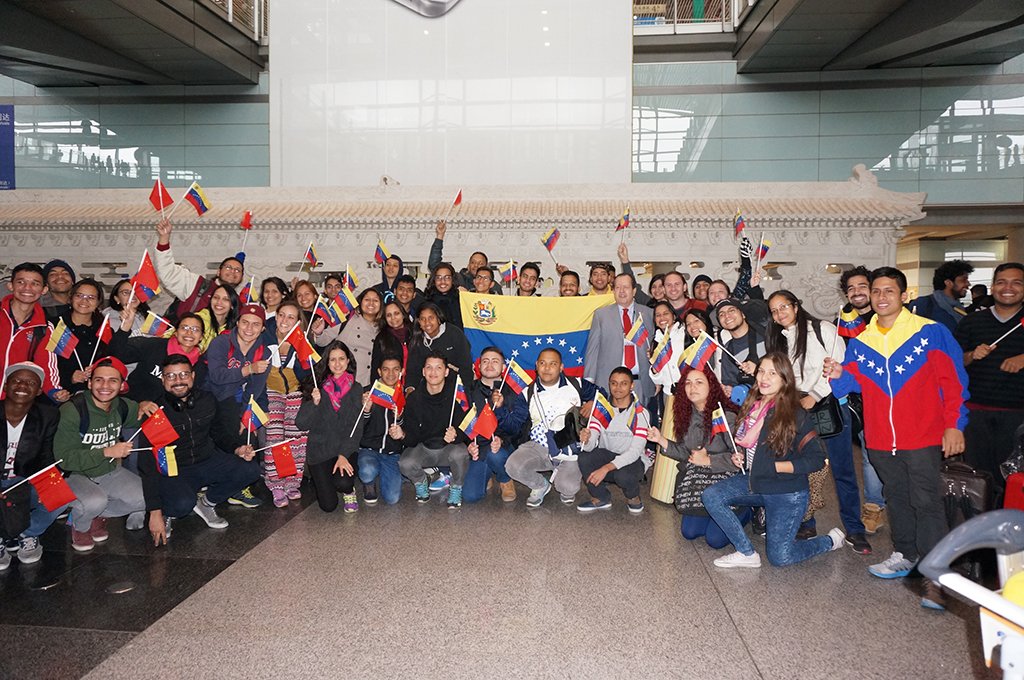 elsistema's tweet photo. [Fotos] #Asia aplaudió eufórica a la Teresa Carreño - https://t.co/wycwurhoEa @TCYOrchestra https://t.co/CdmKCD5h59