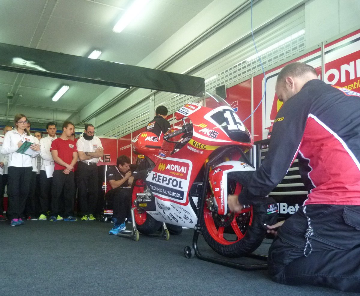 box_repsol's tweet photo. ¡Un éxito absoluto! La #Moto3 de @monlaucompeti para la prueba del #FIMCEVRepsol2015: https://t.co/KWsBZpzVtl https://t.co/9TduAP6SKD