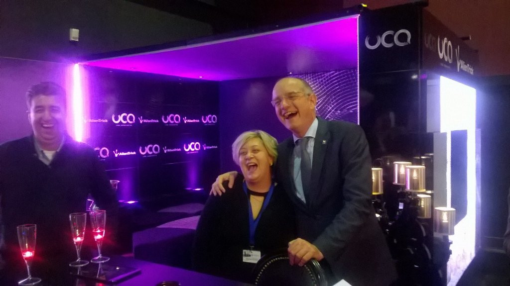 ElizeRadema's tweet photo. Werkplezier. Gewoon. Omdat het kan. @OnnovVeldhuizen @UCQledconcepts @bmtwente #ondernemen053 #Enschede https://t.co/jWtn11NwPP