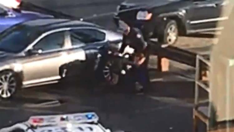 Raw bystander video shows #Toronto police beating man in mistaken arrest
Watch: ow.ly/UO31e
