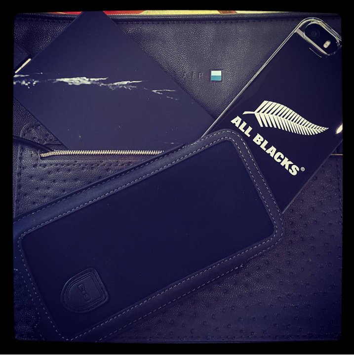 FranckyA001's tweet photo. En MOOD total respect. #moodaccessoires #golla #casescenario #respect #AllBlacks #edenpark https://t.co/kO6N7j9Q32