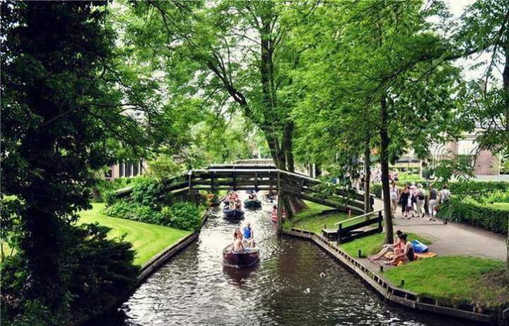TheWorldNeeds_'s tweet photo. Giethoorn, Holanda. https://t.co/drTFEEaJuB