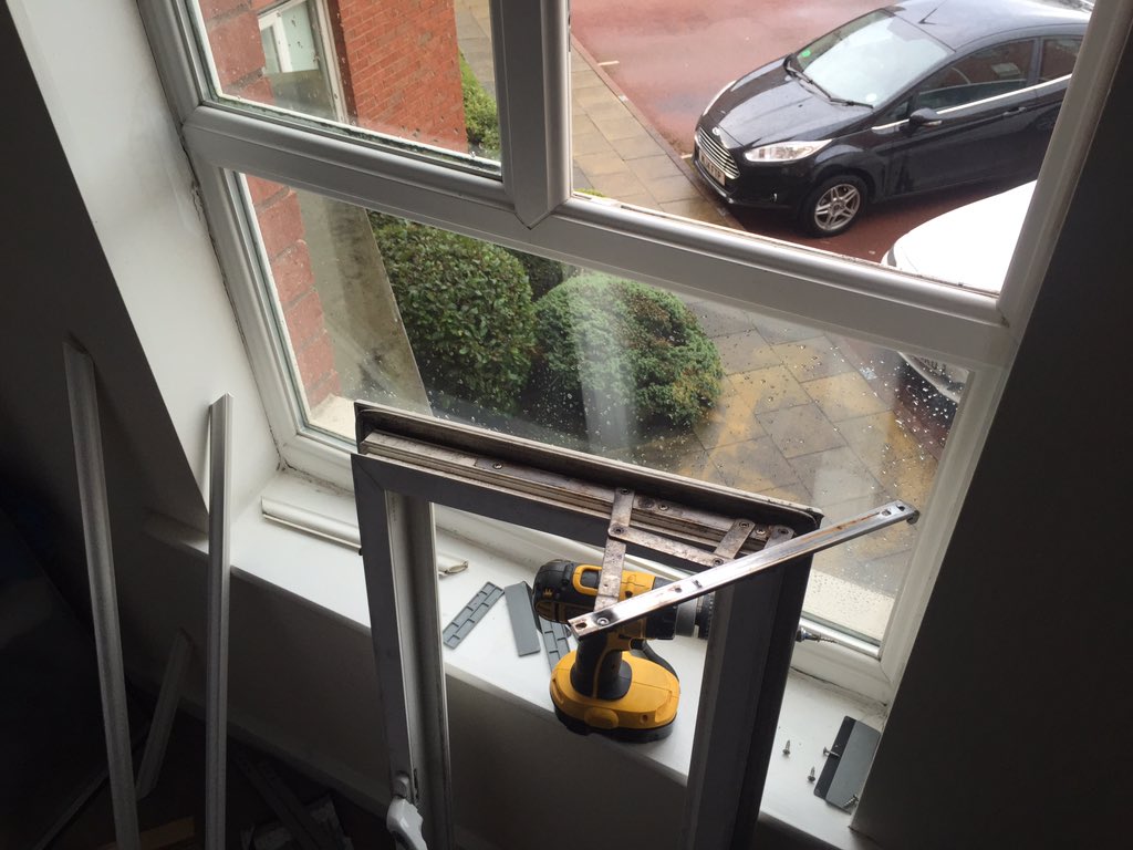 rklocksmiths's tweet photo. Fixing window hinges it's nice not to be outside and not in the rain! #liverpool #locksmiths https://t.co/HOT2CiskwC