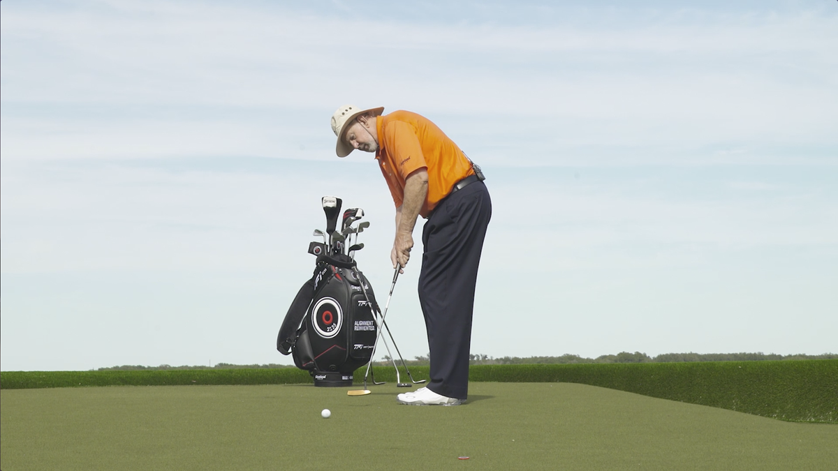 RevolutionGolf's tweet photo. Are your eyes over the ball at address? @dave_pelz shows you a neat trick: https://t.co/87161BeAIW #PutterWeek https://t.co/k3am4MytpE