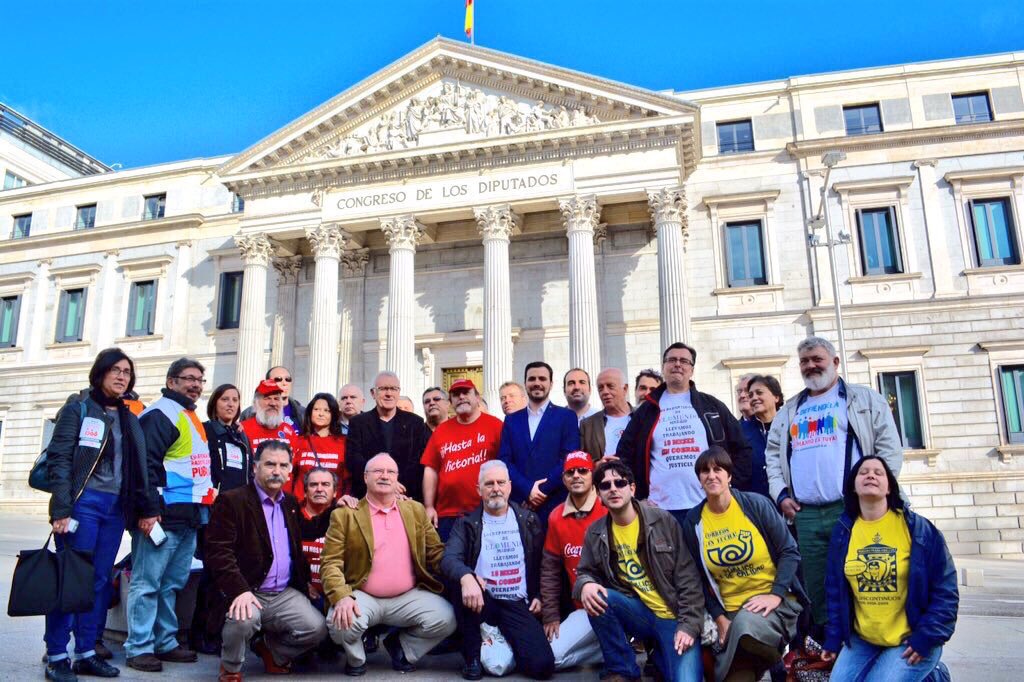 IUMadridCiudad's tweet photo. En las Cortes con @agarzon @cayo_lara apoyando a trabajadores en lucha "Derogaremos las reformas laborales" @iunida https://t.co/jQvvax6BAi
