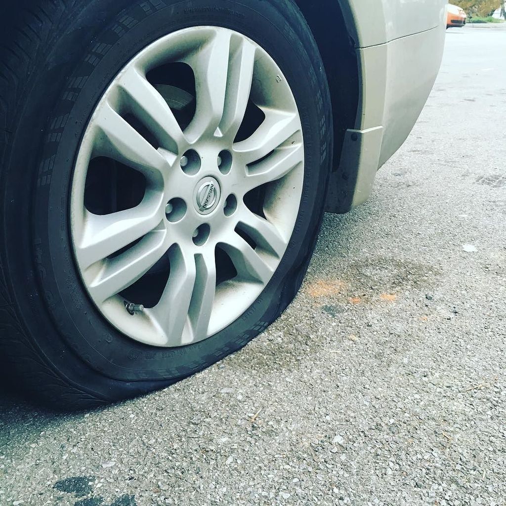 thethingsitdoes's tweet image. Not the best start to #RoadTrip day 2.... #WaitingForAAA #PatchPlease! #TrappedInKnoxville