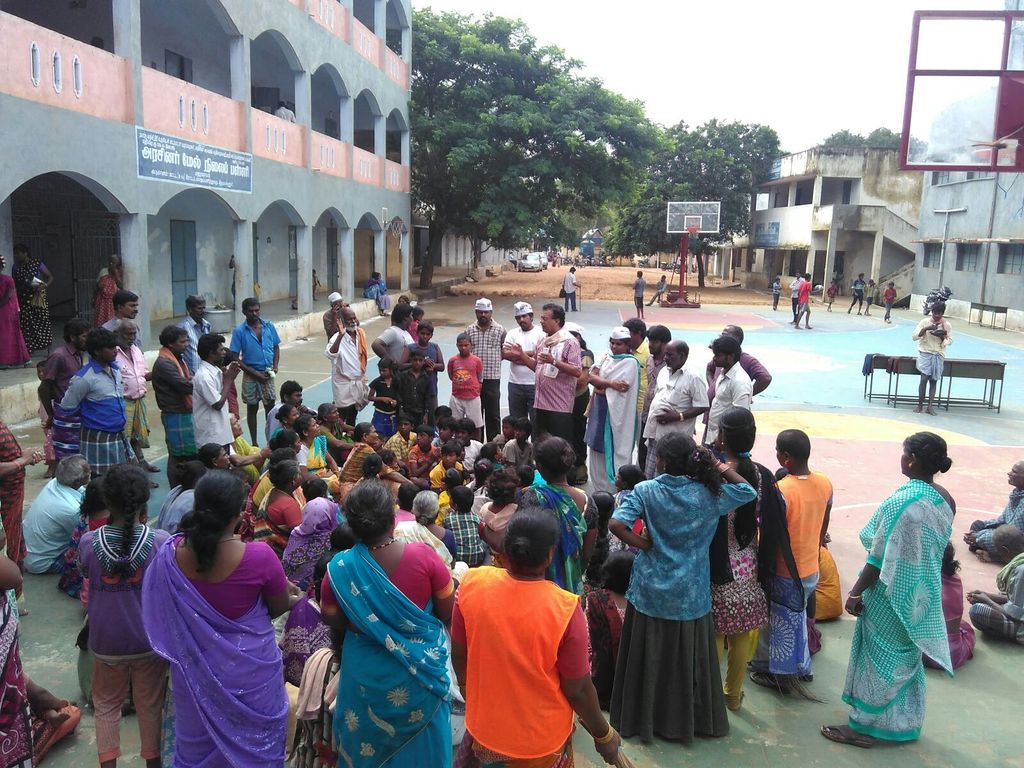 AamAadmiParty's tweet photo. AAP Chennai Vols visited  Maduravoyl where 500 huts were washed out with heavy rain and provided them with breakfast https://t.co/3A805xf3sz