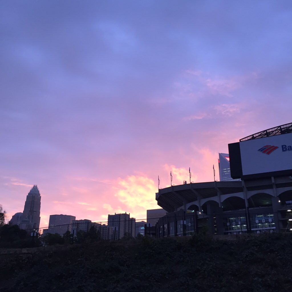 TrentHawthorne's tweet photo. Cool sunrise this morning in #clt over Bank of America stadium. 📷 taken from @KyckHQ https://t.co/IrfWphq1kK