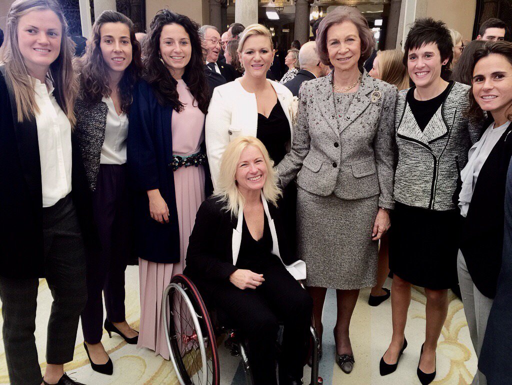 GemaHassenBey's tweet photo. Comentando con D. Felipe VI que vio el ascenso #BolaMundo en @rtve y Dña Sofia "La veo desde que era así de pequeña" https://t.co/6jIbf57bPO