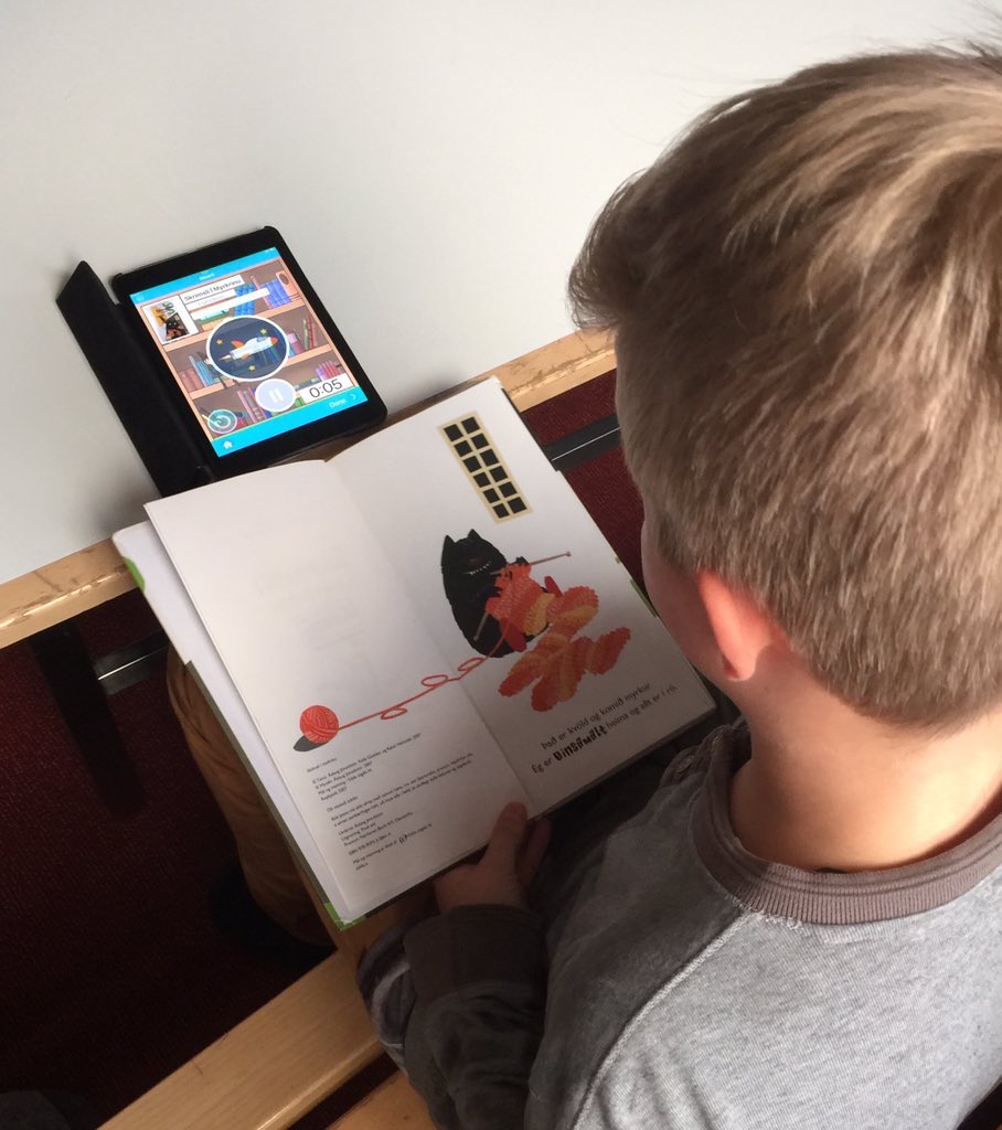 IngviHrannar's tweet image. Í tilefni af Degi íslenskrar tungu eru nemendur í 7.bekk @vskoli og @arskoli að búa til hljóðbækur í @BookRecorder