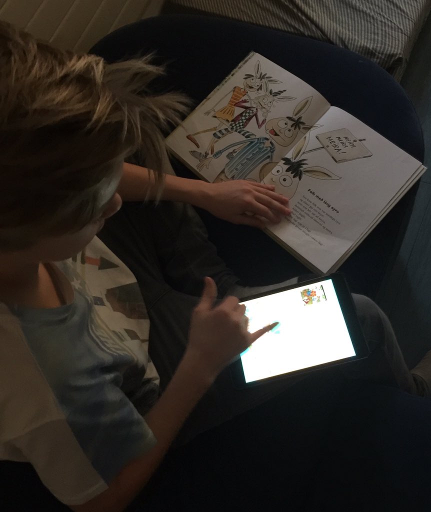 IngviHrannar's tweet image. Í tilefni af Degi íslenskrar tungu eru nemendur í 7.bekk @vskoli og @arskoli að búa til hljóðbækur í @BookRecorder