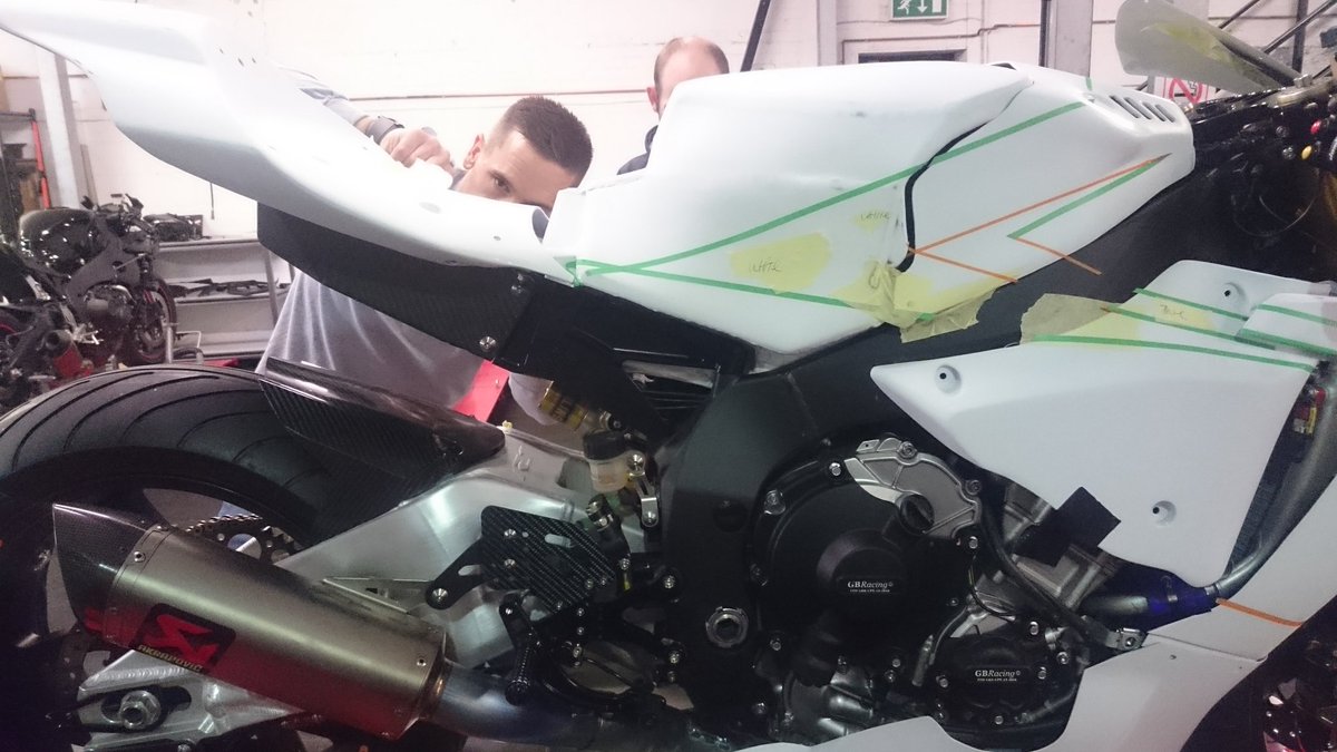 EightBallCustom's tweet photo. Not entirely sure @tommyhill33 knows what he's let himself in for! https://t.co/stFxvEgkvk